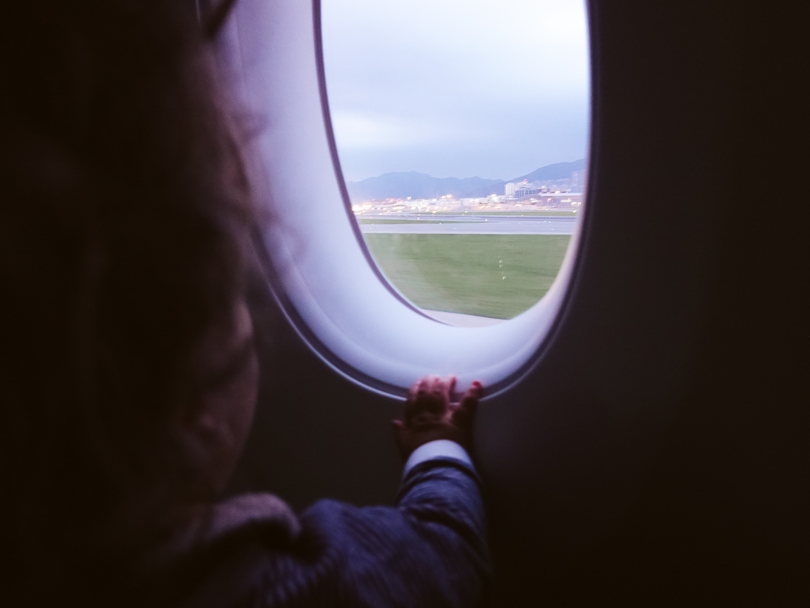 12 X Tips Als Je Baby Tijdens Een Lange Vlucht 10 Uur Aan Het Huilen Is Travel Kids